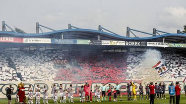 TILBURG - Line up met vuurwerk tijdens de Nederlandse finale van de play-offs voor promotie en degradatie tussen Willem II en Telstar in het Koning Willem II Stadion op 1 juni 2025 in Tilburg, Nederland. ANP BART STOUTJESDIJK