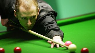Graeme Dott  plays a shot against Peter Ebdon  during the final of the World Snooker Championship at The Crucible Theatre, Sheffield, England, 01 May 2006. AFP PHOTO/PAUL ELLIS  
PAUL ELLIS / AFP