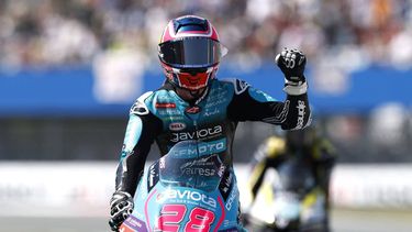 ASSEN - Maximo Quiles (SPA) op zijn KTM viert de overwinning tijdens de Moto3 race op de TT van Assen. VINCENT JANNINK / ANP