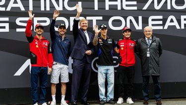 ASSEN - Koning Willem-Alexander poseert met gastheer; Carmelo Ezpeleta, CEO van Dorna Sports, rechthebbende MotoGP; Marc Márquez, coureur, oud wereldkampioen MotoGP; Fabio Quartararo, coureur, oud wereldkampioen MotoGP; Joan Mir, coureur, oud wereldkampioen MotoGP; Francesco Bagnaia, coureur, oud wereldkampioen MotoGP tijdens een bezoek aan een trainingsdag op het TT-circuit. Dit jaar is het honderd jaar geleden dat de eerste TT in Drenthe werd verreden. ANP VINCENT JANNINK