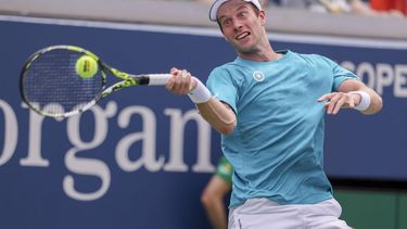 epa11576309 Botic van De Zandschulp of the Netherlands returns the ball during his third round match between Jack Draper of Great Britain (unseen) during the US Open Tennis Championships at the USTA Billie Jean King National Tennis Center in Flushing Meadows, New York, USA, 31 August 2024. The US Open tournament runs from 26 August through 08 September.  EPA/SARAH YENESEL