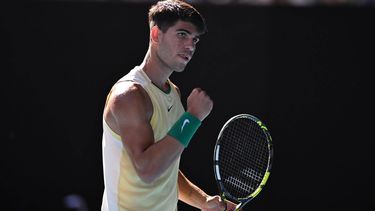 epa11086597 Carlos Alcaraz of Spain reacts during his 2nd round match against Lorenzo Sonego of Italy on Day 5 of the 2024 Australian Open at Melbourne Park in Melbourne, Australia 18 January 2024.  EPA/JAMES ROSS AUSTRALIA AND NEW ZEALAND OUT