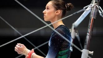 ROTTERDAM - Naomi Visser in actie op de brug tijdens het NK turnen. Wevers maakt tijdens het toernooi haar rentree in wedstrijdverband. IRIS VAN DEN BROEK / ANP