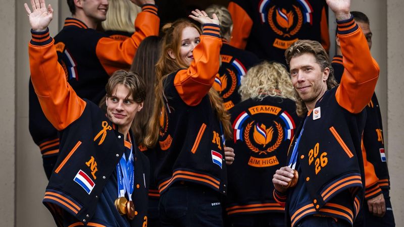 DEN HAAG - Koning Willem-Alexander, koningin Máxima en prinses Amalia tijdens een groepsfoto met de Nederlandse medaillewinnaars van de Olympische Winterspelen 2026 in Milaan op het Haagse Paleis Noordeinde. REMKO DE WAAL / ANP