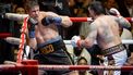 CAIRO - Bokser Rico Verhoeven in actie tegen de ongeslagen wereldkampioen Oleksandr Usyk bij de Piramides van Gizeh. KOEN VAN WEEL / ANP