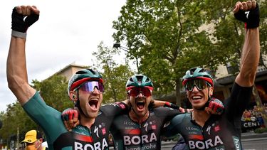 2023-07-23 20:01:33 epa10764772 Belgian rider Jordi Meeus (L) of team BORA-hansgrohe celebrates with teammates after winning the 21st and final stage of the Tour de France 2023 over 115kms from Saint-Quentin-en-Yvelines to Paris Champs-Elysee, France, 23 July 2023.  EPA/MARCO BERTORELLO