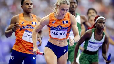 PARIJS - Eugene Omalla en Lieke Klaver tijdens de 4 x 400 meter gemixte estafette op de Olympische Spelen. ANP ROBIN VAN LONKHUIJSEN