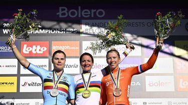 (From L) Belgian Lotte Kopecky, Dutch Marianne Vos and Dutch Wiebes Lorena celebrate on the podium after the women elite race at the UCI World Gravel Championships in Leuven on October 5, 2024. 
JASPER JACOBS / Belga / AFP
