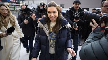 epa11133118 Former WTA number 1 tennis player Simona Halep (C) of Romania is surrounded by the media as she arrives for a hearing in the arbitration procedures against International Tennis Integrity Agency (ITIA) at the international Court of Arbitration for Sport, CAS, in Lausanne, Switzerland, 07 February 2024. The Court of Arbitration for Sport, CAS, will examine the case of Romanian tennis star Simona Halep after she filed an appeal against her four-year suspension for doping.  EPA/LAURENT GILLIERON