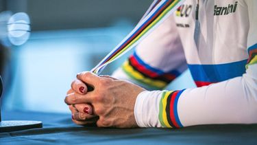 First-placed Demi Vollering of the Netherlands grips her gold medal during a press conference after the Women's Elite Road Race at the 2026 Union Cycliste Internationale (UCI) Road World Championships in Montreal, Quebec, on September 26, 2026. 
ANDREJ IVANOV / AFP