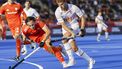 AMSTELVEEN - Pol Cabré-Verdiell van Spanje en Duco Telgenkamp van Nederland tijdens de halve finale op het WK hockey tussen Nederland en Spanje in het Wagener Stadion. BAS CZERWINSKI / ANP