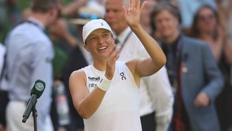 epa12229905 Iga Swiatek of Poland speaks to the spectators after winning the Women's Singles semi-finals match against Belinda Bencic of Switzerland at the Wimbledon Championships, Wimbledon, Britain, 10 July 2025.  EPA/ADAM VAUGHAN  EDITORIAL USE ONLY