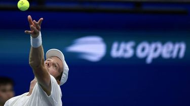epa13227307 Botic Van de Zandschulp of the Netherlands in action against Alexander Zverev of Germany during their Men's Singles Quarterfinals match of the US Open Tennis Championships at the USTA Billie Jean King National Tennis Center in Flushing Meadows, New York, USA, 09 September 2026.  EPA/CRISTOBAL HERRERA-ULASHKEVICH