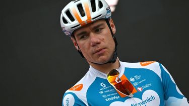 epa11324339 Dutch rider Fabio Jakobsen of Team dsm-firmenich PostNL, looks on before the start of the third stage of the Giro d'Italia 2024, a 190km cycling race from Acqui Terme to Andora, Italy, 07 May 2024.  EPA/IVAN BENEDETTO