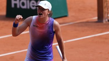Poland's Iga Swiatek celebrates after winning against US Coco Gauff at the end of their women's singles semi final match on Court Philippe-Chatrier on day twelve of the French Open tennis tournament at the Roland Garros Complex in Paris on June 6, 2024. 
Dimitar DILKOFF / AFP