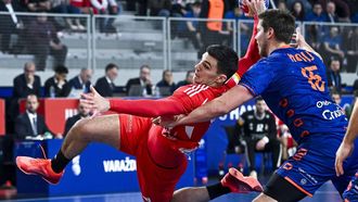 epa11837361 Gergo Fazekas (L) of Hungary and Lars Kooij (R) of Netherlands in action during the IHF Men's Handball World Championship 2025 preliminary round Group D match between Hungary and Netherlands in Varazdin, Croatia, 19 January 2025.  EPA/Tibor Illyes HUNGARY OUT