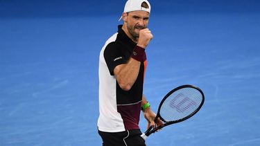 epa11052009 Grigor Dimitrov of Bulgaria in action against Andy Murray of Britain during their round one match on Day 2 of the 2024 Brisbane International tennis tournament at the Queensland Tennis Centre in Brisbane, Queensland, Australia, 01 January 2024.  EPA/JONO SEARLE AUSTRALIA AND NEW ZEALAND OUT