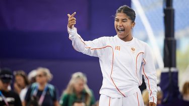 PARIJS - India Sardjoe voorafgaand aan de kwalificatie breaking voor B-girls op het Place de la Concorde op de Olympische Spelen. ANP IRIS VAN DEN BROEK