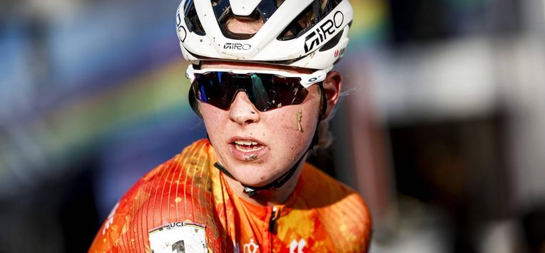 LIEVIN, FRANKRIJK - Wielrenster Fem van Empel (Nederland) wint het WK veldrijden in het Franse Lievin. ANP BAS CZERWINSKI