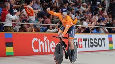 Netherlands' #166 Jeffrey Hoogland celebrates after winning the men's team sprint final during the 2025 UCI Track World Championships at the Peñalolen Velodrome, in Santiago, on October 22, 2025. 
Javier TORRES / AFP