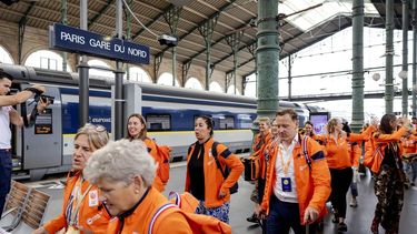 PARIJS - Femke Heemskerk, Ranomi Kromowidjojo en Ferry Weertman met andere gouden medaillewinnaars bij eerdere Olympische Spelen bij aankomst op Gare du Nord om een gedeelte van de Spelen bij te wonen. Op het station zijn veel reizigers gestrand doordat de Franse spoorwegen (SNCF) naar eigen zeggen doelwit zijn geweest van opzettelijke brandstichtingen of andere sabotage. ANP KOEN VAN WEEL