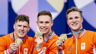 SAINT-QUENTIN-EN-YVELINES - Baanwielrenners Roy van den Berg, Harrie Lavreysen en Jeffrey Hoogland tijdens de medaille ceremonie van de finale teamsprint op de Olympische Spelen. ANP KOEN VAN WEEL