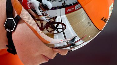 epa10790409 Hetty van de Wouw of the Netherlands waits for the start of her race against Emma Hinze of Germany (mirrored in visor) in the Women's Elite Sprint 1/8 finals at the UCI Cycling World Championships 2023 in Glasgow, Britain, 08 August 2023.  EPA/ADAM VAUGHAN