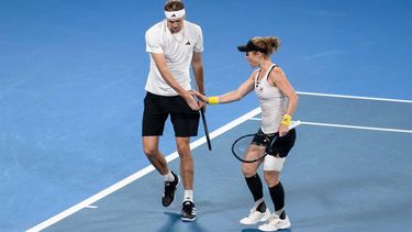 epa11062433 Laura Siegemund and Alexander Zverev of Germany in action against Iga Swiatek and Hubert Hurkacz of Poland during their doubles match for the final of the 2024 United Cup between Poland and Germany at Ken Rosewall Arena in Sydney, Australia, 07 January 2024.  EPA/STEVEN MARKHAM  AUSTRALIA AND NEW ZEALAND OUT