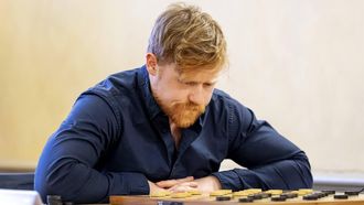 WAGENINGEN - Jan Groenendijk tijdens de 5e ronde van het wereldkampioenschap dammen tegen Yuri Anikeev uit Oekraine . ANP ROBIN VAN LONKHUIJSEN