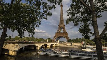 A tourist boat sails under the Pont de lena bridge on the Seine River in Paris, on June 26, 2024. 
OLYMPIA DE MAISMONT / AFP