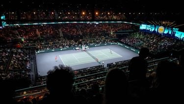 ROTTERDAM - Hubert Hurkacz (POL) in actie tegen Carlos Alcaraz (ESP) op de zesde dag van het ABN AMRO Open tennistoernooi in Ahoy. ANP SANDER KONING