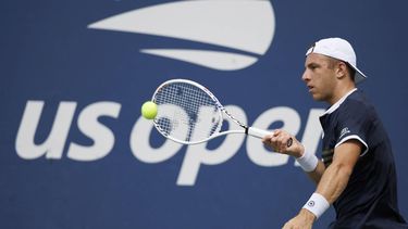 2023-08-29 11:25:24 epa10827130 Fallon Griekspoor of the Netherlands returns the ball to Arthur Fils of France during their first round match at the US Open Tennis Championships at the USTA National Tennis Center in Flushing Meadows, New York, USA, 29 August 2023. The US Open runs from 28 August through 10 September.  EPA/CJ GUNTHER