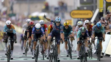 epa13115349 Belgian cyclist Tim Merlier (C) of Soudal Quick-Step celebrates as he crosses the finish line to win Stage 12 of the Tour de France, a 179.1 km route from the Nevers Magny Cours Circuit to Chalon-sur-Saone, France, 16 July 2026.  EPA/GUILLAUME HORCAJUELO