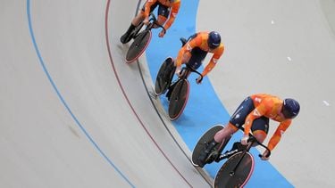Netherlands' Jeffrey Hoogland, Harrie Lavreysen and Roy Van den Berg compete in the men's team sprint qualifying during the 2025 UCI Track World Championships at the Peñalolen Velodrome, in Santiago, on October 22, 2025. 
Javier TORRES / AFP