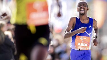 ROTTERDAM - Bashir Abdi (BEL) komt over de finish van de 45e editie van de Marathon van Rotterdam. De wedstrijd geldt tevens als Nederlands kampioenschap. ROBIN VAN LONKHUIJSEN / ANP