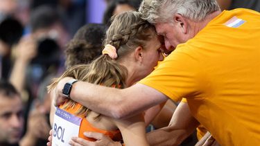 PARIJS - Femke Bol wordt getroost door haar ouders tijdens de finale 400 meter horden tijdens de olympische atletiekwedstrijden. ANP IRIS VAN DEN BROEK