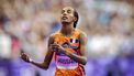 PARIJS - Sifan Hassan (l) tijdens op de 5000 meter op de Olympische Spelen. ANP ROBIN VAN LONKHUIJSEN