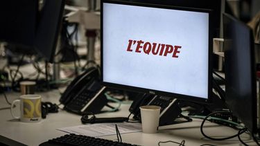 This photograph taken in Boulogne-Billancourt near Paris, on December 1, 2022 shows the logo of the sports daily newspaper and TV channel 'L'Equipe' displayed on a computer screen at the headquarters. 
STEPHANE DE SAKUTIN / AFP