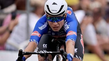 2023-07-04 17:42:06 epa10726169 Belgian rider Jasper Philipsen of team Alpecin-Deceuninck wins the 4th stage of the Tour de France 2023, a 181,8km race from Dax to Nogaro, France, 04 July 2023.  EPA/CHRISTOPHE PETIT TESSON