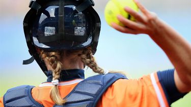 PEKING - Feature van de twee staartjes van catcher Ellen Venker die van onder haar helm vandaag steken tijdens de softbalwedstrijd Nederland - China tijdens de 29e Olympische Spelen dinsdag in Peking. ANP PHOTO VINCENT JANNINK