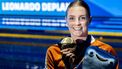 DOHA - Marrit Steenbergen tijdens de huldiging van de 100 vrij vrouwen tijdens de zesde dag van de wereldkampioenschappen langebaan zwemmen. De WK was een van de mogelijkheden voor de Nederlandse zwemmers om limieten te zwemmen voor de Spelen van Parijs in 2024. ANP KOEN VAN WEEL