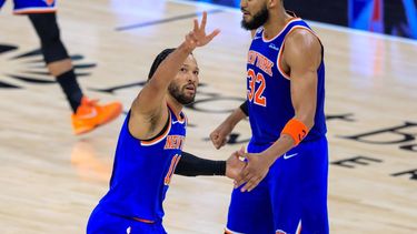 epa13019471 New York Knicks center Karl-Anthony Towns (R) congratulates New York Knicks guard Jalen Brunson (L) after Brunson makes a basket during Game 2 of the NBA Finals between the San Antonio Spurs and the New York Knicks in San Antonio, Texas, USA, 05 June 2026.  EPA/ADAM DAVIS SHUTTERSTOCK OUT