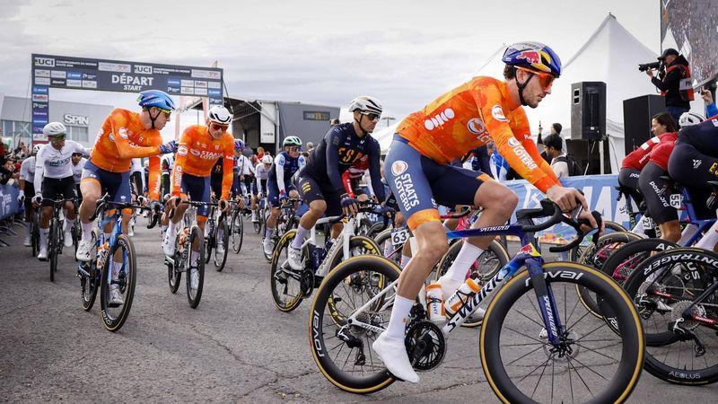 MONTREAL - Pascal Eenkhoorn, Mathieu van der Poel, Tim van Dijke (l-r) gaan van start voor de wegwedstrijd bij de mannen op de wereldkampioenschappen wielrennen. ROBIN VAN LONKHUIJSEN / ANP