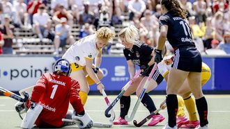 AMSTELVEEN - Amsterdam keeper Anne Veenendaal in actie tegen Lieve Wijckmans of Den Bosch, Trijntje Beljaars of Amsterdam en Imke Verstraeten of Amsterdam tijdens de finale play-offs hockeywedstrijd tussen Amsterdam en Den Bosch. BAS CZERWINSKI / ANP