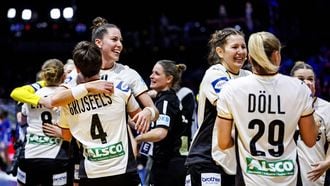 ROTTERDAM - Spelers van Duitsland vieren de overwinning na  de halve finale op het WK handbal van Duitsland tegen Frankrijk. ANP IRIS VAN DEN BROEK