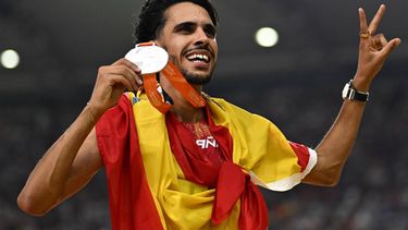 Spain's silver medallist Mohamed Katir celebrates with his medal and national flag after finishing second in the men's 5000m final during the World Athletics Championships at the National Athletics Centre in Budapest on August 27, 2023. 
Jewel SAMAD / AFP