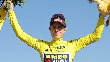 2023-07-09 18:38:53 Jumbo-Visma's Danish rider Jonas Vingegaard celebrates on the podium with the overall leader's yellow jersey after the 9th stage of the 110th edition of the Tour de France cycling race, 182,5 km between Saint-Leonard-de-Noblat and Puy de Dome, in the Massif Central volcanic mountains in central France, on July 9, 2023. 
Thomas SAMSON / AFP