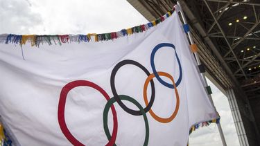 TOKIO - De aankomst van de olympische vlag op vliegveld Haneda in Tokio. In de Japanse hoofdstad worden over vier jaar, 2020, de volgende Olympische Spelen gehouden. ANP PAUL RAATS