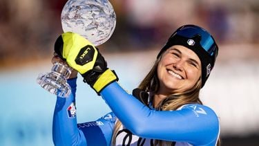 epa12838566 Laura Pirovano of Italy celebrates with the women's Downhill overall winner's crystal globe trophy after the women's Downhill race at the FIS Alpine Skiing World Cup Finals in Kvitfjell, Norway, 21 March 2026.  EPA/JEAN-CHRISTOPHE BOTT