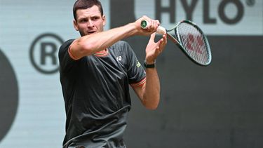 Poland's Hubert Hurkacz returns the ball to USA's Marcos Giron during the men’s singles quarter-final tennis match of the ATP 500 Halle Open tennis tournament in Halle, western Germany on June 21, 2024. 
CARMEN JASPERSEN / AFP